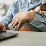 Με τις πρόσφατες νομοθετικές ρυθμίσεις να έχουν γεφυρώσει το χάσμα μεταξύ μισθωτών και ελεύθερων επαγγελματιών, οι μητέρες που διατηρούν ατομική επιχείρηση ή ασκούν ελεύθερο επάγγελμα στην Ελλάδα λαμβάνουν πλέον την κρατική στήριξη για διευρυμένο χρονικό διάστημα.