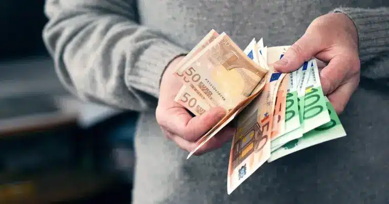 Το σύστημα διασταυρώνει σε πραγματικό χρόνο τα νέα οικονομικά δεδομένα του προηγούμενου έτους και προχωρά σε συμψηφισμούς, γεγονός που σημαίνει ότι οι δικαιούχοι θα δουν τα χρήματά τους είτε να αυξάνονται, είτε να μειώνονται, είτε ακόμα και να διακόπτονται αν ξεπεράστηκαν τα προβλεπόμενα όρια.