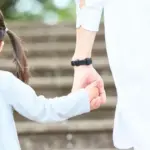 Η υποβολή της νέας φορολογικής δήλωσης αλλάζει άμεσα τα δεδομένα για το Επίδομα Παιδιού Α21, καθώς τα εισοδήματα που δηλώνονται τώρα καθορίζουν την αλλαγή εισοδηματικής κατηγορίας και μπορούν να οδηγήσουν σε αυξημένα ποσά και αναδρομικές διορθώσεις στις επόμενες πληρωμές του ΟΠΕΚΑ.