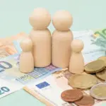 SOS: Αν το ισοδύναμο οικογενειακό εισόδημα ξεπερνά τα 15.000 ευρώ, η αίτηση απορρίπτεται αυτόματα και δεν καταβάλλεται καμία οικονομική ενίσχυση.