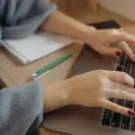 Η εμφάνιση μειωμένου ποσού ή η πλήρης διακοπή στην πρόσφατη πληρωμή για το επίδομα παιδιού Α21 οφείλεται κατά κύριο λόγο στη μη αυτόματη επικαιροποίηση των στοιχείων της φορολογικής δήλωσης του 2026 ή σε ασυμφωνία δεδομένων μεταξύ ΑΑΔΕ, ΗΔΙΚΑ και Υπουργείου Παιδείας. Καθώς οι διασταυρώσεις του ΟΠΕΚΑ γίνονται πλέον σε πραγματικό χρόνο, οποιαδήποτε παράλειψη στο έντυπο Ε1 ή στην ηλεκτρονική αίτηση αρκεί για να σας υποβιβάσει σε χαμηλότερη εισοδηματική κλίμακα ή να «παγώσει» προσωρινά τις επόμενες δόσεις.