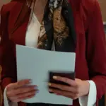 Η αυστηροποίηση των ελέγχων μέσω της Ψηφιακής Κάρτας Εργασίας και η αυτόματη διασταύρωση των στοιχείων στο σύστημα ΕΡΓΑΝΗ ΙΙ αποτελούν τις κύριες αλλαγές που καθορίζουν το δικαίωμα της υποχρεωτικής επαναπρόσληψης των εποχικά εργαζομένων για τη φετινή τουριστική περίοδο, κλειδώνοντας τις θέσεις εργασίας βάσει των συλλογικών συμβάσεων. Οι ξενοδοχοϋπάλληλοι και οι εργαζόμενοι στον κλάδο του επισιτισμού-τουρισμού που πληρούν τις νόμιμες προϋποθέσεις θωρακίζονται απέναντι σε αυθαίρετες αντικαταστάσεις, καθώς οι εργοδότες βρίσκονται αντιμέτωποι με υψηλά πρόστιμα αν δεν τηρήσουν τις γραπτές δεσμεύσεις.