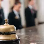 Το δικαίωμα υποχρεωτικής επαναπρόσληψης των εποχικών ξενοδοχοϋπαλλήλων παραμένει σε πλήρη ισχύ και δεσμεύει αυτόματα τον νέο ιδιοκτήτη, ακόμη κι αν το ξενοδοχείο άλλαξε εντελώς διοικητικό ή ιδιοκτησιακό καθεστώς. Σύμφωνα με την ελληνική και ευρωπαϊκή εργατική νομοθεσία, η αλλαγή στο πρόσωπο του εργοδότη δεν ακυρώνει τα κεκτημένα δικαιώματα του προσωπικού, καθώς ο νέος ιδιοκτήτης υπεισέρχεται αυτοδίκαια σε όλες τις υποχρεώσεις που απορρέουν από τις υφιστάμενες εργασιακές σχέσεις.