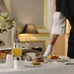 Το δικαίωμα επαναπρόσληψης των εποχικών εργαζομένων για την τουριστική περίοδο του 2026 είναι απόλυτα κατοχυρωμένο από τον νόμο, υποχρεώνοντας τις ξενοδοχειακές επιχειρήσεις να προσλάβουν ξανά το προσωπικό που απασχόλησαν κατά την προηγούμενη σεζόν. Αν το ξενοδοχείο αρνηθεί αδικαιολόγητα να σας δεχτεί πίσω, προχωρά σε μονομερή καταγγελία της σύμβασης, γεγονός που σας δίνει το δικαίωμα να διεκδικήσετε αποζημίωση απόλυσης, μισθούς υπερημερίας αλλά και την παρέμβαση της Επιθεώρησης Εργασίας.