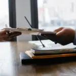 Η επιτυχημένη απάντηση στην κλασική ερώτηση «Πού βλέπετε τον εαυτό σας σε πέντε χρόνια;» κατά τη διάρκεια μιας συνέντευξης εργασίας κρίνεται από την ιοσορροπία ανάμεσα στη φιλοδοξία και τον ρεαλισμό, δείχνοντας στον recruiter ότι έχετε πλάνο ανάπτυξης χωρίς όμως να φανείτε υπερβολικοί ή αλαζόνες. Οι υπεύθυνοι προσλήψεων στην ελληνική αγορά εργασίας δεν αναζητούν μια προφητεία, αλλά προσπαθούν να καταλάβουν αν οι προσωπικοί σας στόχοι ευθυγραμμίζονται με την τροχιά της εταιρείας και αν σκοπεύετε να μείνετε στον οργανισμό μακροπρόθεσμα.