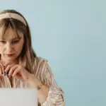 Οι οριστικοί πίνακες για το πρόγραμμα Κοινωνικού Τουρισμού 2026-2027 της ΔΥΠΑ έχουν ήδη αναρτηθεί και το σύστημα έχει ανοίξει, επιτρέποντας σε 300.000 κατόχους επιταγών (vouchers) να κλείσουν τις καλοκαιρινές τους διακοπές απευθείας με τα καταλύματα, παρακάμπτοντας πλήρως τα ταξιδιωτικά γραφεία.