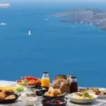 Αν και η επιταγή καλύπτει αποκλειστικά το κόστος της διαμονής, δεκάδες ξενοδοχεία και ενοικιαζόμενα δωμάτια επιλέγουν να παρέχουν δωρεάν γεύματα ως έξτρα παροχή για να προσελκύσουν περισσότερους επισκέπτες.