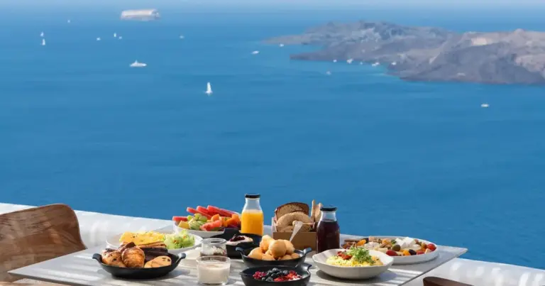 Αν και η επιταγή καλύπτει αποκλειστικά το κόστος της διαμονής, δεκάδες ξενοδοχεία και ενοικιαζόμενα δωμάτια επιλέγουν να παρέχουν δωρεάν γεύματα ως έξτρα παροχή για να προσελκύσουν περισσότερους επισκέπτες.