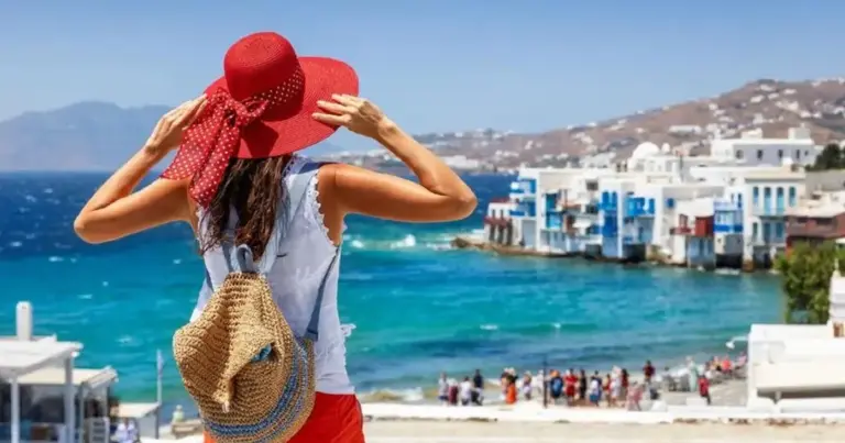 Η εύρεση τουριστικού καταλύματος στις Κυκλάδες με μηδενική ιδιωτική συμμετοχή για τον Αύγουστο μέσω του Κοινωνικού Τουρισμού 2026 της ΔΥΠΑ είναι εφικτή, αρκεί να εκμεταλλευτείτε την προσαύξηση 20% στην επιδότηση που δίνεται για τον συγκεκριμένο μήνα αιχμής, γεγονός που εκμηδενίζει τη διαφορά κόστους σε δεκάδες συμβεβλημένα ενοικιαζόμενα δωμάτια και ξενοδοχεία χαμηλότερων κατηγοριών. Με τους οριστικούς πίνακες δικαιούχων να έχουν ήδη αναρτηθεί και το πρόγραμμα να βρίσκεται σε πλήρη εξέλιξη, ο χρόνος μετρά αντίστροφα για όσους θέλουν να κλείσουν δωρεάν διακοπές στην καρδιά του καλοκαιριού.