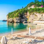 Η εύρεση τουριστικού καταλύματος με μηδενική ιδιωτική συμμετοχή για τον φετινό Ιούλιο περνάει αποκλειστικά μέσα από τη σωστή γεωγραφική στόχευση στο Μητρώο Παρόχων της ΔΥΠΑ, καθώς το πρόγραμμα Κοινωνικός Τουρισμός 2026-2027 απαλλάσσει πλήρως από κάθε κόστος διαμονής όσους επιλέξουν συγκεκριμένες περιοχές της χώρας που επλήγησαν από φυσικές καταστροφές ή δέχονται έντονες μεταναστευτικές πιέσεις. Με τους οριστικούς πίνακες των δικαιούχων (εργαζομένων, ανέργων, αλλά και των συνταξιούχων του τ. ΟΑΕΕ που ανακοινώθηκαν μόλις σήμερα) να έχουν ήδη αναρτηθεί, ο χρόνος μετράει αντίστροφα για τις κρατήσεις του επόμενου μήνα.