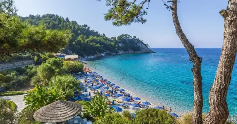 Οι οριστικοί πίνακες δικαιούχων για το πρόγραμμα Κοινωνικός Τουρισμός 2026 της ΔΥΠΑ έχουν ήδη αναρτηθεί, πράγμα που σημαίνει ότι οι 300.000 κάτοχοι των φετινών vouchers μπορούν πλέον να προγραμματίσουν τις δωρεάν ή εξαιρετικά φθηνές διακοπές τους. Το φετινό πρόγραμμα, το οποίο ξεκίνησε στις 23 Μαΐου 2026 και θα διαρκέσει έως τις 22 Ιουνίου 2027, έρχεται με σημαντικές ελαφρύνσεις, αυξημένες ημέρες διαμονής για συγκεκριμένες περιοχές και φθηνότερα ακτοπλοϊκά εισιτήρια.