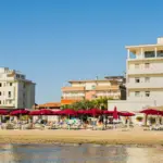 Η εύρεση ελεύθερων δωματίων με μηδενική ιδιωτική συμμετοχή για τους μήνες αιχμής, τον Ιούλιο και τον Αύγουστο, στο πρόγραμμα Κοινωνικός Τουρισμός 2026 της ΔΥΠΑ απαιτεί στρατηγική επιλογή προορισμών που προσφέρουν 100% επιδότηση και άμεση επικοινωνία με τους ξενοδόχους πριν από την ενεργοποίηση των επιταγών (vouchers). Με τη ζήτηση να χτυπάει «κόκκινο» για το φετινό καλοκαίρι, οι δικαιούχοι που θέλουν να κάνουν εντελώς δωρεάν διακοπές στην καρδιά της τουριστικής περιόδου πρέπει να κινηθούν γρήγορα, στοχεύοντας σε περιοχές εκτός του πολύ εμπορικού δικτύου ή σε προορισμούς με ειδικά γεωγραφικά κίνητρα.