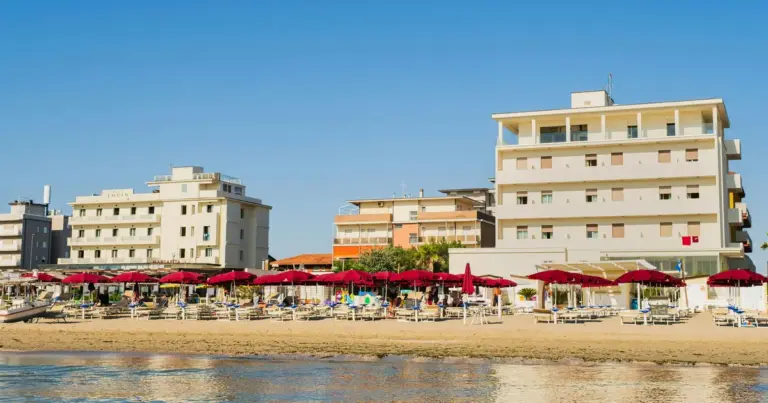 Η εύρεση ελεύθερων δωματίων με μηδενική ιδιωτική συμμετοχή για τους μήνες αιχμής, τον Ιούλιο και τον Αύγουστο, στο πρόγραμμα Κοινωνικός Τουρισμός 2026 της ΔΥΠΑ απαιτεί στρατηγική επιλογή προορισμών που προσφέρουν 100% επιδότηση και άμεση επικοινωνία με τους ξενοδόχους πριν από την ενεργοποίηση των επιταγών (vouchers). Με τη ζήτηση να χτυπάει «κόκκινο» για το φετινό καλοκαίρι, οι δικαιούχοι που θέλουν να κάνουν εντελώς δωρεάν διακοπές στην καρδιά της τουριστικής περιόδου πρέπει να κινηθούν γρήγορα, στοχεύοντας σε περιοχές εκτός του πολύ εμπορικού δικτύου ή σε προορισμούς με ειδικά γεωγραφικά κίνητρα.