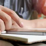 Το νέο κουμπί Smart Apply του LinkedIn μεταφέρει πλέον το βιογραφικό σας σημείωμα αυτόματα και σε πραγματικό χρόνο στα εσωτερικά συστήματα ATS (Applicant Tracking Systems) των εταιρειών, καταργώντας τις χρονοβόρες ανακατευθύνσεις σε εξωτερικές ιστοσελίδες και τις διπλές καταχωρίσεις στοιχείων. Η αναβάθμιση αυτή, η οποία εφαρμόζεται σταδιακά μέσα στο 2026, αλλάζει ριζικά τον τρόπο με τον οποίο οι Έλληνες εργαζόμενοι υποβάλλουν αιτήσεις για θέσεις εργασίας, καθώς η πλατφόρμα «μεταφράζει» το προφίλ σας έτσι ώστε να ξεπερνά τα πρώτα ψηφιακά φίλτρα των recruiters χωρίς απώλεια δεδομένων.