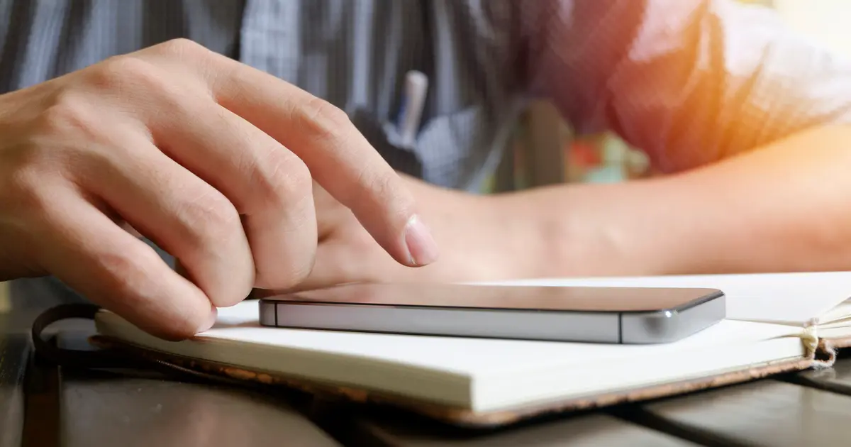 Το νέο κουμπί Smart Apply του LinkedIn μεταφέρει πλέον το βιογραφικό σας σημείωμα αυτόματα και σε πραγματικό χρόνο στα εσωτερικά συστήματα ATS (Applicant Tracking Systems) των εταιρειών, καταργώντας τις χρονοβόρες ανακατευθύνσεις σε εξωτερικές ιστοσελίδες και τις διπλές καταχωρίσεις στοιχείων. Η αναβάθμιση αυτή, η οποία εφαρμόζεται σταδιακά μέσα στο 2026, αλλάζει ριζικά τον τρόπο με τον οποίο οι Έλληνες εργαζόμενοι υποβάλλουν αιτήσεις για θέσεις εργασίας, καθώς η πλατφόρμα «μεταφράζει» το προφίλ σας έτσι ώστε να ξεπερνά τα πρώτα ψηφιακά φίλτρα των recruiters χωρίς απώλεια δεδομένων.