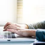 Η αφιέρωση μόλις 20 λεπτών κατά τη διάρκεια της σημερινής Κυριακής 28 Ιουνίου 2026 για ένα γρήγορο και στοχευμένο LinkedIn audit είναι το μόνο που χρειάζεται για να επαναπρογραμματίσετε τον αλγόριθμο της πλατφόρμας και να μετατρέψετε το προφίλ σας σε μαγνήτη προσέλκυσης για ξένες εταιρείες που αναζητούν ταλέντα στην Ελλάδα. Με τη διεθνή αγορά εργασίας να στρέφεται έντονα σε μοντέλα εξ αποστάσεως απασχόλησης (remote work), οι recruiters εξωτερικού «σκανάρουν» καθημερινά συγκεκριμένα πεδία. Αν το δικό σας προφίλ δεν είναι σωστά ρυθμισμένο, απλώς παραμένετε αόρατοι.