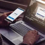 Καθώς βρισκόμαστε στα τέλη Ιουνίου του 2026, οι πλατφόρμες αυτόματης διαλογής υποψηφίων έχουν αναβαθμιστεί πλήρως, "διαβάζοντας" τα ψηφιακά προφίλ με εντελώς διαφορετικό τρόπο, πράγμα που σημαίνει ότι η απλή αντιγραφή του παραδοσιακού βιογραφικού δεν είναι πλέον αρκετή για να σας οδηγήσει σε συνέντευξη.