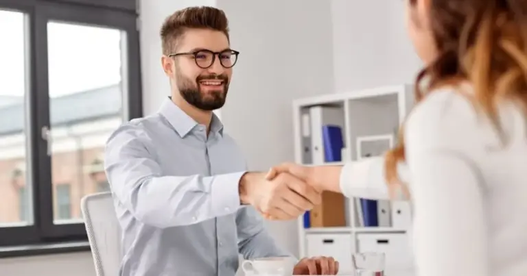 Η ενεργοποίηση της ένδειξης Open to Work στο LinkedIn αποκλειστικά για τα μάτια των recruiters και όχι για την τρέχουσα εταιρεία σας γίνεται πλέον μέσα από τις ρυθμίσεις απορρήτου του προφίλ σας, επιλέγοντας την ορατότητα Recruiters only αντί για όλο το δίκτυο της πλατφόρμας. Με αυτόν τον τρόπο, αποφεύγετε το χαρακτηριστικό πράσινο πλαίσιο στη φωτογραφία σας, κάνοντας μια «αθόρυβη» αναζήτηση εργασίας χωρίς να ρισκάρετε την τρέχουσα θέση σας.