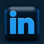 Το LinkedIn headline σας το 2026 είναι ο βασικός λόγος που οι recruiters μεγάλων εταιρειών είτε θα σας στείλουν μήνυμα για μια ανοιχτή θέση εργασίας είτε θα προσπεράσουν το προφίλ σας μέσα σε μόλις τρία δευτερόλεπτα. Με την αγορά εργασίας στην Ελλάδα να βασίζεται πλέον σχεδόν ολοκληρωτικά σε αυτοματοποιημένα συστήματα αναζήτησης (ATS) και AI φίλτρα, η μονολεκτική ή η υπερβολικά γενική περιγραφή κάτω από το όνομά σας αποτελεί το μεγαλύτερο εμπόδιο στην επαγγελματική σας εξέλιξη.