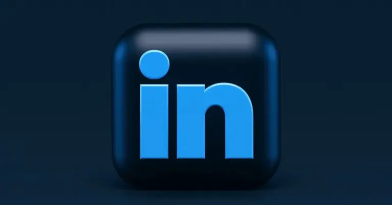 Το LinkedIn headline σας το 2026 είναι ο βασικός λόγος που οι recruiters μεγάλων εταιρειών είτε θα σας στείλουν μήνυμα για μια ανοιχτή θέση εργασίας είτε θα προσπεράσουν το προφίλ σας μέσα σε μόλις τρία δευτερόλεπτα. Με την αγορά εργασίας στην Ελλάδα να βασίζεται πλέον σχεδόν ολοκληρωτικά σε αυτοματοποιημένα συστήματα αναζήτησης (ATS) και AI φίλτρα, η μονολεκτική ή η υπερβολικά γενική περιγραφή κάτω από το όνομά σας αποτελεί το μεγαλύτερο εμπόδιο στην επαγγελματική σας εξέλιξη.