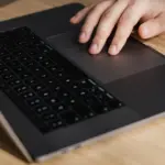 Η στρατηγική τοποθέτηση συγκεκριμένων λέξεων-κλειδιών (keywords) στα πέντε βασικά πεδία του LinkedIn προφίλ σας αποτελεί τον μοναδικό τρόπο για να «πιάσει» ο αλγόριθμος τον λογαριασμό σας και να τον εμφανίσει στην κορυφή των αναζητήσεων που κάνουν οι recruiters των ελληνικών και διεθνών εταιρειών. Με την αγορά εργασίας να κινείται πλέον σε απόλυτα ψηφιακούς ρυθμούς, η απλή παρουσία στην πλατφόρμα δεν αρκεί. Αν το προφίλ σας δεν είναι βελτιστοποιημένο για τις μηχανές αναζήτησης (LinkedIn SEO), παραμένει πρακτικά αόρατο από τους διευθυντές ανθρώπινους δυναμικού.