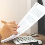 Η νέα αυτή ψηφιακή διαδικασία επιτρέπει στους ενδιαφερόμενους να προετοιμάσουν γρήγορα και έγκυρα τον φάκελό τους για τις τρέχουσες προκηρύξεις του ΑΣΕΠ, της ΔΥΠΑ ή για την εγχώρια αγορά εργασίας, κλείνοντας απλώς ένα ραντεβού μέσω τηλεδιάσκεψης από την οθόνη του υπολογιστή τους.