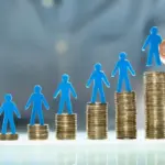 Νησιά όπως η Μύκονος, η Σαντορίνη και η Πάρος ηγούνται της κούρσας των αμοιβών, καθώς η ανάγκη για άμεση κάλυψη θέσεων σε ξενοδοχεία 5 αστέρων, πολυτελή εστιατόρια και beach bars οδηγεί σε μισθολογικές υπερβάσεις που ξεπερνούν κατά πολύ τα όρια των συλλογικών συμβάσεων.