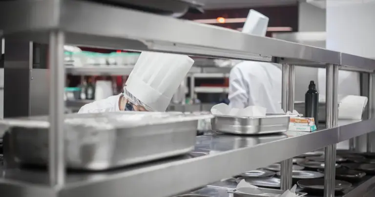 Οι εξειδικευμένοι μάγειρες (Chef και Sou Chef), οι έμπειροι ρεσεψιονίστ με γνώση ξένων γλωσσών και οι διευθυντές ξενοδοχειακών μονάδων καταγράφουν τη μεγαλύτερη αύξηση αποδοχών στην αγορά εργασίας του τουρισμού για το 2026, καθώς οι εργοδότες αναγκάζονται να προσφέρουν μισθούς έως και 30% πάνω από τα όρια των συλλογικών συμβάσεων προκειμένου να καλύψουν τα τεράστια κενά.