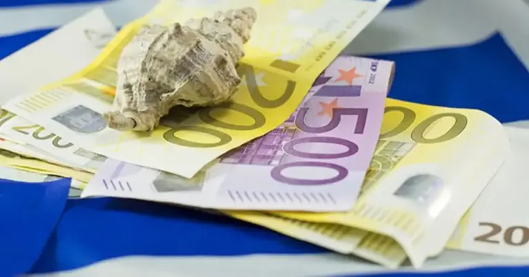 Η τουριστική σεζόν βρίσκεται ήδη στο αποκορύφωμά της και οι επιχειρήσεις πασχίζουν να καλύψουν χιλιάδες κενές θέσεις εργασίας.