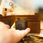 Η αδυναμία των εργοδοτών να καλύψουν χιλιάδες κενές θέσεις εργασίας στην υποδοχή, την κουζίνα και το service έχει αναγκάσει τα ξενοδοχεία σε δημοφιλείς προορισμούς να αυξήσουν τις αποδοχές και να βελτιώσουν τα πακέτα παροχών για να προσελκύσουν προσωπικό.