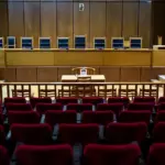 Ξεκίνησε η αντίστροφη μέτρηση για τις μόνιμες προσλήψεις δικαστικών υπαλλήλων στην Ελλάδα, καθώς η πλατφόρμα της Εθνικής Σχολής Δικαστικών Λειτουργών (ΕΣΔΙ) δέχεται ήδη τις ηλεκτρονικές αιτήσεις των υποψηφίων για τις συνολικά 800 θέσεις του κλάδου γραμματέων που εγκρίθηκαν για το 2026. Αν θέλεις να διεκδικήσεις μια θέση στα Πολιτικά, Ποινικά και Διοικητικά Δικαστήρια ή στις Εισαγγελίες ολόκληρης της χώρας, πρέπει να οργανώσεις τα έγγραφά σου άμεσα. Οι αιτήσεις για την τρέχουσα σειρά εισαγωγής ολοκληρώνονται στις 20 Ιουνίου 2026, γεγονός που σημαίνει ότι τα περιθώρια στενεύουν.