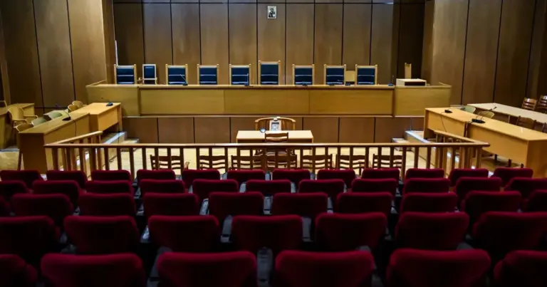 Ξεκίνησε η αντίστροφη μέτρηση για τις μόνιμες προσλήψεις δικαστικών υπαλλήλων στην Ελλάδα, καθώς η πλατφόρμα της Εθνικής Σχολής Δικαστικών Λειτουργών (ΕΣΔΙ) δέχεται ήδη τις ηλεκτρονικές αιτήσεις των υποψηφίων για τις συνολικά 800 θέσεις του κλάδου γραμματέων που εγκρίθηκαν για το 2026. Αν θέλεις να διεκδικήσεις μια θέση στα Πολιτικά, Ποινικά και Διοικητικά Δικαστήρια ή στις Εισαγγελίες ολόκληρης της χώρας, πρέπει να οργανώσεις τα έγγραφά σου άμεσα. Οι αιτήσεις για την τρέχουσα σειρά εισαγωγής ολοκληρώνονται στις 20 Ιουνίου 2026, γεγονός που σημαίνει ότι τα περιθώρια στενεύουν.