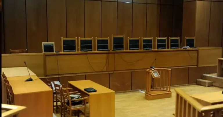 Στη μεγάλη αυτή προκήρυξη της Εθνικής Σχολής Δικαστικών Λειτουργών (ΕΣΔΙ), το κριτήριο των ξένων γλωσσών λειτουργεί ως ισχυρό αβαντάζ για τους υποψηφίους των κατηγοριών ΠΕ, ΤΕ και ΔΕ. Καθώς η διαδικασία επιλογής περιλαμβάνει γραπτές και προφορικές εξετάσεις, τα μόρια από τα πτυχία ξένων γλωσσών προστίθενται στο τέλος και μπορούν να σας ανεβάσουν πολλές θέσεις στον πίνακα κατάταξης.