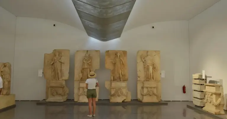 Το Υπουργείο Πολιτισμού προχωρά στην προκήρυξη 300 μόνιμων θέσεων για αρχαιοφύλακες (ΔΕ Ημερήσιων Φυλάκων και ΔΕ Νυχτοφυλάκων) σε μουσεία και αρχαιολογικούς χώρους ολόκληρης της χώρας μέσω του ΑΣΕΠ. Η έκδοση του νέου αυτού διαγωνισμού στοχεύει στην άμεση θωράκιση των υποδομών της πολιτιστικής μας κληρονομιάς, καλύπτοντας πάγια κενά εν μέσω μιας ακόμη δυναμικής τουριστικής περιόδου.