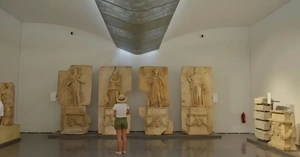 Το Υπουργείο Πολιτισμού προχωρά στην προκήρυξη 300 μόνιμων θέσεων για αρχαιοφύλακες (ΔΕ Ημερήσιων Φυλάκων και ΔΕ Νυχτοφυλάκων) σε μουσεία και αρχαιολογικούς χώρους ολόκληρης της χώρας μέσω του ΑΣΕΠ. Η έκδοση του νέου αυτού διαγωνισμού στοχεύει στην άμεση θωράκιση των υποδομών της πολιτιστικής μας κληρονομιάς, καλύπτοντας πάγια κενά εν μέσω μιας ακόμη δυναμικής τουριστικής περιόδου.