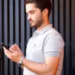 Αυτόματες διασταυρώσεις σε πραγματικό χρόνο εκτελεί πλέον η αναβαθμισμένη εφαρμογή myErgani, «κλειδώνοντας» τις επιχειρήσεις που αποκλίνουν από το δηλωμένο ωράριο εργασίας των υπαλλήλων τους. Το νέο ψηφιακό εργαλείο του Υπουργείου Εργασίας συνδέεται απευθείας με την Ψηφιακή Κάρτα Εργασίας και το σύστημα ΕΡΓΑΝΗ ΙΙ, εντοπίζοντας ακαριαία πότε ένας εργαζόμενος χτυπάει κάρτα νωρίτερα ή αργότερα από τη βάρδια που έχει προδηλωθεί, γεγονός που ενεργοποιεί αυτόματα ψηφιακό σήμα στην Επιθεώρηση Εργασίας για άμεσο έλεγχο.