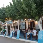 Το νέο αυτό ψηφιακό εργαλείο, το οποίο συνδέεται άμεσα με τα συστήματα ελέγχου, έρχεται να δώσει λύση σε ένα από τα μεγαλύτερα αγκάθια της ελληνικής αγοράς εργασίας: τις αδήλωτες ώρες και τις αυθαίρετες επεκτάσεις βαρδιών τις ημέρες με τη μεγαλύτερη κίνηση.