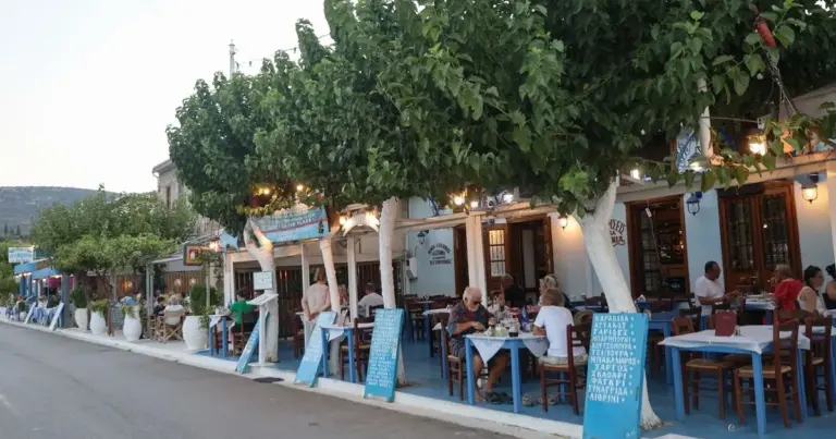 Το νέο αυτό ψηφιακό εργαλείο, το οποίο συνδέεται άμεσα με τα συστήματα ελέγχου, έρχεται να δώσει λύση σε ένα από τα μεγαλύτερα αγκάθια της ελληνικής αγοράς εργασίας: τις αδήλωτες ώρες και τις αυθαίρετες επεκτάσεις βαρδιών τις ημέρες με τη μεγαλύτερη κίνηση.
