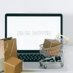 Οι πέντε ειδικότητες με τη μεγαλύτερη ζήτηση στον κλάδο του e-commerce που προσφέρουν άμεση απορρόφηση στην ελληνική αγορά εργασίας αφορούν εξειδικευμένους επαγγελματίες στη διαχείριση ψηφιακών καταστημάτων, τη διαφήμιση και την εφοδιαστική αλυσίδα, καθώς οι επιχειρήσεις επενδύουν μαζικά στις ηλεκτρονικές πωλήσεις. Η εκρηκτική άνοδος του ηλεκτρονικού εμπορίου έχει δημιουργήσει εκατοντάδες νέες θέσεις εργασίας, με τους εργοδότες να αναζητούν στελέχη που μπορούν να ξεκινήσουν άμεσα, προσφέροντας μάλιστα ανταγωνιστικούς μισθούς και ευέλικτα σχήματα απασχόλησης.