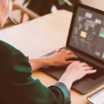 Η ζήτηση δεν περιορίζεται μόνο στα παραδοσιακά εποχικά επαγγέλματα, αλλά επεκτείνεται σε κλάδους που οδηγούν την ανάπτυξη της ελληνικής οικονομίας.