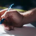 Μπαράζ κρίσιμων προθεσμιών για καλοκαιρινά προγράμματα, επιδόματα και προσλήψεις στο Δημόσιο εκπνέει τη Δευτέρα 29 Ιουνίου 2026, αφήνοντας ελάχιστα περιθώρια ελιγμών στους ενδιαφερόμενους που πρέπει να ολοκληρώσουν τις ηλεκτρονικές τους υποβολές μέσα στο Σαββατοκύριακο. Από τα πολυαναμενόμενα voucher κοινωνικού τουρισμού και τις αιτήσεις για τις παιδικές κατασκηνώσεις, μέχρι τις τελευταίες θέσεις εποχικού προσωπικού σε δήμους και μουσεία, η μη έγκαιρη οριστικοποίηση της αίτησης σημαίνει αυτόματο αποκλεισμό από τις παροχές και τις θέσεις εργασίας της θερινής περιόδου.