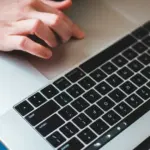 Η αντίστροφη μέτρηση για την υποβολή δικαιολογητικών έχει ήδη ξεκινήσει, καθώς αύριο Δευτέρα 29 Ιουνίου 2026 το μεσημέρι λήγουν οι οριστικές προθεσμίες για μια σειρά από κομβικές αιτήσεις προσλήψεων στο δημόσιο, αλλά και για τα πολυαναμενόμενα καλοκαιρινά βοηθήματα της ΔΥΠΑ και του ΟΠΕΚΑ. Όσοι ενδιαφερόμενοι δεν ολοκληρώσουν την οριστική υποβολή στην αντίστοιχη ψηφιακή πλατφόρμα μέχρι την καθορισμένη ώρα, θα χάσουν οριστικά το δικαίωμα συμμετοχής, καθώς δεν προβλέπεται να δοθεί καμία παράταση λόγω της έναρξης των νέων προγραμμάτων του Ιουλίου.