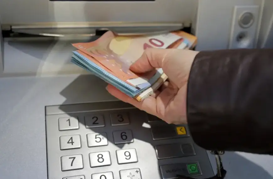 Τα χρήματα για το επίδομα ενοικίου (στέγασης) και τις υπόλοιπες παροχές του ΟΠΕΚΑ θα αρχίσουν να εμφανίζονται στα ΑΤΜ τη Δευτέρα 29 Ιουνίου 2026, μετά τις 17:00 το απόγευμα, καθώς η επίσημη ημερομηνία πληρωμής έχει οριστεί για την Τρίτη 30 Ιουνίου 2026. Ωστόσο, υπάρχει μια σημαντική εξαίρεση που πρέπει να γνωρίζουν οι γονείς: η τρίτη δόση για το επίδομα παιδιού Α21 δεν καταβάλλεται αυτόν τον μήνα, καθώς η επόμενη προγραμματισμένη πληρωμή του θα πραγματοποιηθεί στο τέλος Ιουλίου.