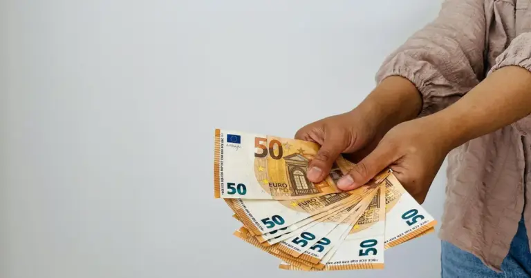 Ενώ η επίσημη ημέρα πληρωμής για τα επιδόματα του ΟΠΕΚΑ έχει οριστεί για την Παρασκευή 26 Ιουνίου 2026, η ροή των χρημάτων στα τραπεζικά συστήματα ξεκινά σταδιακά από τις 17:00 της προηγούμενης ημέρας, επιτρέποντας την άμεση ανάληψη από τα περισσότερα τραπεζικά ιδρύματα.