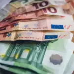 Μειωμένα ποσά στο επίδομα παιδιού Α21 και στο επίδομα ενοικίου (στέγασης) βλέπουν από χθες το βράδυ, Πέμπτη 25 Ιουνίου 2026, χιλιάδες δικαιούχοι στα ΑΤΜ, καθώς η έναρξη των πληρωμών του ΟΠΕΚΑ για τον Ιούνιο συνοδεύτηκε από εκτεταμένους αυτόματους συμψηφισμούς και την επίσημη ενεργοποίηση του νέου Εθνικού Μητρώου Παροχών.