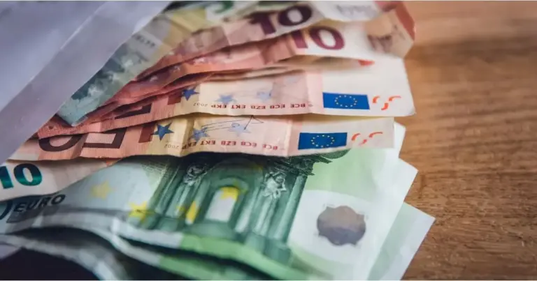Μειωμένα ποσά στο επίδομα παιδιού Α21 και στο επίδομα ενοικίου (στέγασης) βλέπουν από χθες το βράδυ, Πέμπτη 25 Ιουνίου 2026, χιλιάδες δικαιούχοι στα ΑΤΜ, καθώς η έναρξη των πληρωμών του ΟΠΕΚΑ για τον Ιούνιο συνοδεύτηκε από εκτεταμένους αυτόματους συμψηφισμούς και την επίσημη ενεργοποίηση του νέου Εθνικού Μητρώου Παροχών.