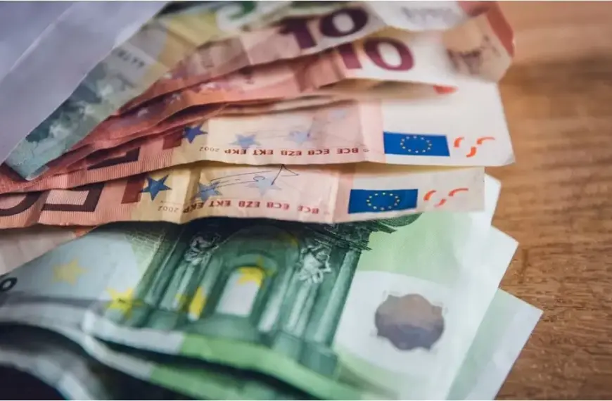 Μειωμένα ποσά στο επίδομα παιδιού Α21 και στο επίδομα ενοικίου (στέγασης) βλέπουν από χθες το βράδυ, Πέμπτη 25 Ιουνίου 2026, χιλιάδες δικαιούχοι στα ΑΤΜ, καθώς η έναρξη των πληρωμών του ΟΠΕΚΑ για τον Ιούνιο συνοδεύτηκε από εκτεταμένους αυτόματους συμψηφισμούς και την επίσημη ενεργοποίηση του νέου Εθνικού Μητρώου Παροχών.