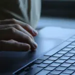 Η προθεσμία για τις διορθώσεις και την υποβολή ενστάσεων στις αιτήσεις για τους παιδικούς σταθμούς ΕΣΠΑ λήγει οριστικά αύριο Δευτέρα 29 Ιουνίου 2026, πράγμα που σημαίνει ότι έχετε ελάχιστες ώρες για να εντοπίσετε τυχόν ελλείψεις στα δικαιολογητικά σας και να προλάβετε το voucher. Αν η αίτησή σας απορρίφθηκε ή αν διαπιστώσατε λάθος στα μόριά σας μετά την έκδοση των προσωρινών αποτελεσμάτων από την ΕΕΤΑΑ, η ηλεκτρονική πλατφόρμα δέχεται τις τελευταίες αλλαγές για τη θεραπεία των σφαλμάτων.