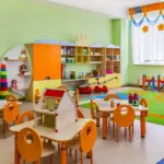 Η διαδικασία υποβολής αιτήσεων για το νέο σχολικό έτος 2026-2027 αναμένεται να ξεκινήσει μέσα στον Ιούλιο, και οι αυτοαπασχολούμενες αποτελούν μια ειδική κατηγορία υποψηφίων που μοριοδοτείται με βάση το περσινό τους εισόδημα και την οικογενειακή τους κατάσταση.