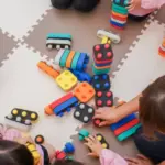 Αντίθετα με ό,τι πιστεύεται, η κατηγορία των αυτοαπασχολούμενων δεν αποκλείεται από τη δωρεάν φιλοξενία των παιδιών, όμως απαιτεί ιδιαίτερη προσοχή στα δικαιολογητικά, καθώς ένα λάθος στην αποτύπωση των εισοδημάτων ή της ασφαλιστικής ενημερότητας μπορεί να στερήσει πολύτιμα μόρια.